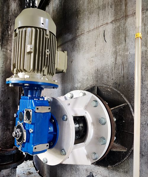 FMT side entry mixer before the guard is fitted: gearbox, bearing housing and shaft seal at the tank flange